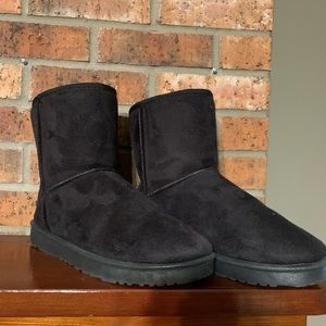 Lined suede boots